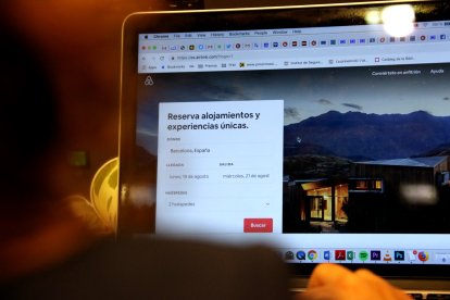 Así se consulta la página web de Airbnb.