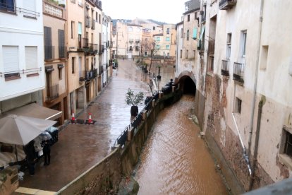 Barranco de la Vila de Falset lleno de agua por las lluvias
