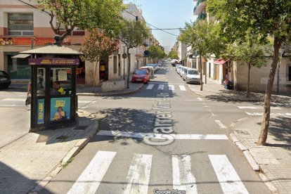El accidente de tráfico se ha producido en el cruce de la calle Vint-i-U y calle Deu del barrio de Bonavista.