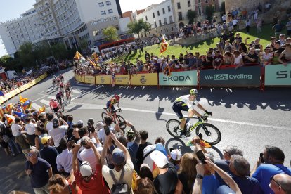 La penúltima curva de la etapa en la Plaza UNESCO fue decisiva. FOTO: PERE FERRÉ