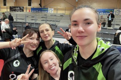 Las jugadoras de las Ganxets celebrando su triunfo en Francia.