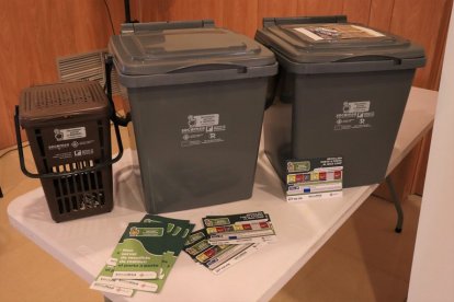 Recipientes del puerta a puerta, que se emplearán por última vez el 30 de diciembre.