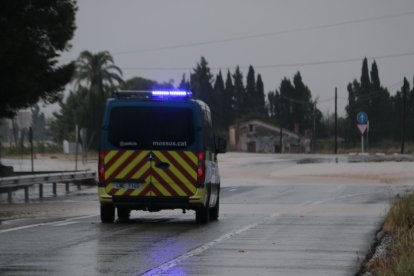 Imagen de una carretera de Tarragona cortada por inundaciones.