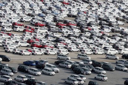 Vehículos por matricular estacionados en el Port de Tarragona, en una imagen de archivo