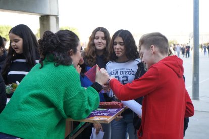 La primera parada del Casal Jove Mòbil ha estat a l'Institut Pi del Burgar de Reus.
