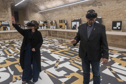 La consellera de Cultura i l'alcalde de Miravet, amb les ulleres de realitat virtual.