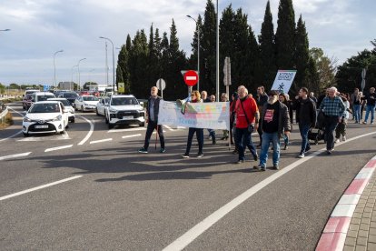 Una trentena de persones han tallat simbòlicament la rotonda d'accés a l'AP-7 per reclamar millores en transports a les Terres de l'Ebre