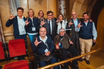 Representantes de Swim for ELA, en el Parlament de Catalunya junto al president Salvador Illa.