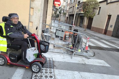 El secretari de la Germandat de la Santíssima Trinitat, Cosme Garrell, a les obres del carrer Lluís Carulla de l'Espluga de Francolí.