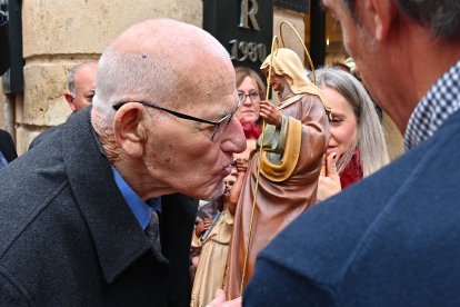 Jordi Puigrodón besa la imatge de Santa Anna.