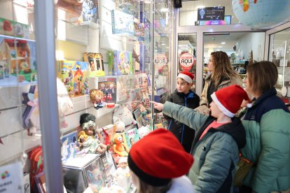 Els comerços de Riudoms han amagat figures del pessebre als seus aparadors.
