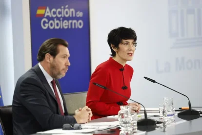 La ministra de Inclusión, Seguridad Social y Migraciones y nueva portavoz del Gobierno, Elma Saiz, y el ministro de Transportes, Óscar Puente.