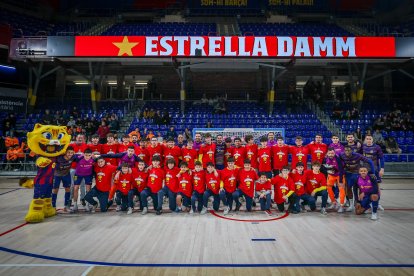 Foto de família entre el primer equip del Barça i els jugadors i entrenadors del Futsalpax.