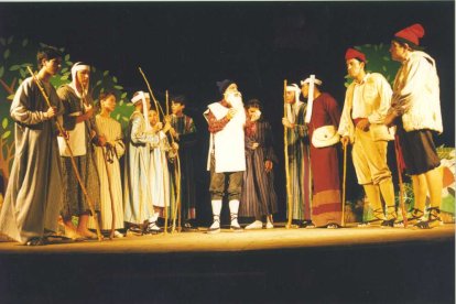 Una de las representaciones de antaño en el escenario del teatro del Centru.