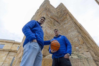 Marc Buscail y David Loras posan para el Diari en la Torre del Pretori.