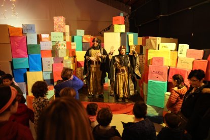 Los pajes reciben las cartas de los niños.