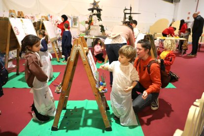 Niños disfrutando del Parc de Nadal junto a sus padres.