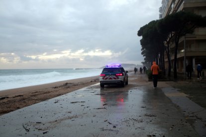Los Mossos patrullando ante el temporal.