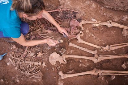 Arqueòlegs excavant una fossa aquest 2025