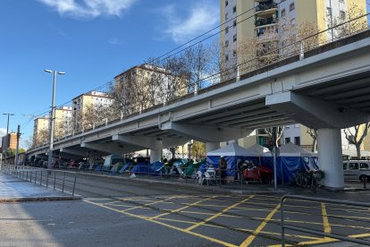 Unas 50 personas siguen durmiendo bajo el puente de la C-31 en Badalona