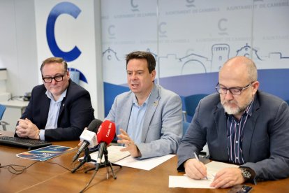 El concejal de Hacienda de Cambrils, David Chatelain; el alcalde, Oliver Klein, y el portavoz del PSC, Alfredo Clúa, este lunes en la presentación del presupuesto municipal 2026.