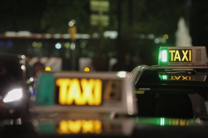 Distintivos de taxis de Tarragona, de noche, en una imagen de archivo