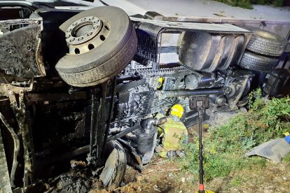 Un bombero trabaja en el accidente de la AP-7 en Vandellòs i l'Hospitalet de l'Infant con un camión involucrado
