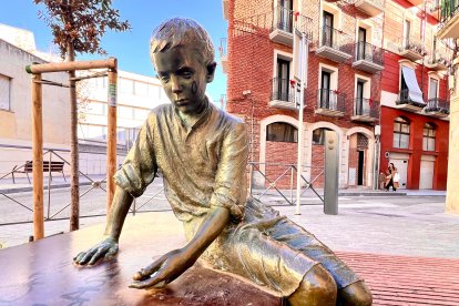 Figura que representa a Antoni Gaudí de nen, al carrer de l'Amargura de Reus.