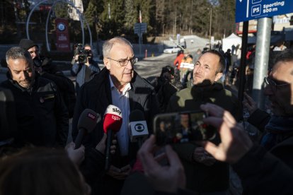 El presidente federal suizo, Guy Parmelin (C) habla con los medios de comunicación tras inspeccionar la zona donde se declaró un incendio de origen desconocido en el bar y lounge “Le Constellation”