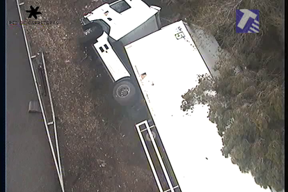 Imagen del camión volcado en Cambrils