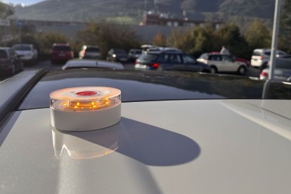 Baliza V-16 que reemplaza a los tradicionales triángulos de emergencia y que estará conectada a la Dirección General de Tráfico (DGT), obligatoria desde el 1 de enero