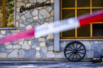 La policía acordonó el área donde se produjo un incendio en el bar Le Constellation tras una explosión en las primeras horas de la víspera de Año Nuevo, en Crans-Montana, Suiza
