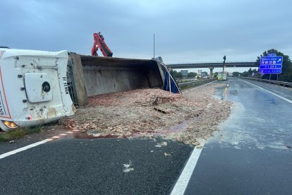 Uno de los últimos accidentes en la AP-7 de 2025. Un camión volcó y perdió su carga cerca de L'aldea