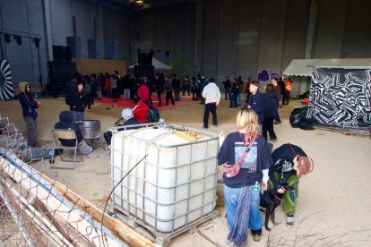 Imagen de varios participantes en la 'rave' ilegal de La Sénia