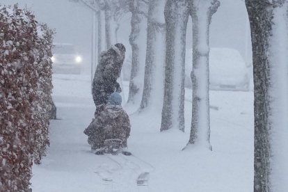 Imagen de archivo de dos personas jugando en la nieve