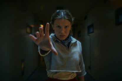 La actriz Millie Bobby Brown, en el papel de Once, en una escena de la quinta temporada de Stranger Things. EFE/Netflix