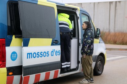 Uno de los asistentes a la rave de La Sénia realizando las pruebas de alcoholemia y drogas con los Mossos d’Esquadra