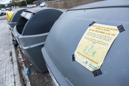 En los contenedores se han colocado avisos del cambio de sistema.