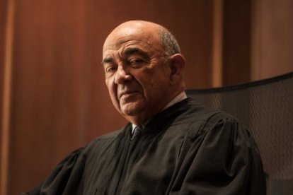 Nacido en 1933, se desempeñó como abogado del Ejército de los Estados Unidos y luego ejerció en el sector privado.