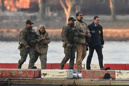 Nicolás Maduro y su esposa siendo trasladados en helicóptero al tribunal de Nueva York. EFE/EPA/Stringer