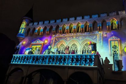 Vila-seca ha proyectado un mapping en la fachada de su Castell y el alcalde, Pere Segura, ha entregado a los Reyes Mahos la llave del municipio.