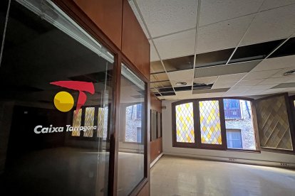 Uno de los espacios interiores de la antigua sede de Caixa Tarragona, cerrada desde 2017 y ahora pendiente de una rehabilitación integral.