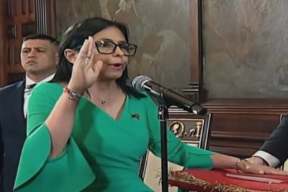 Captura de video tomada de una transmisión de la televisión estatal VTV que muestra La vicepresidenta ejecutiva de Venezuela, Delcy Rodríguez, jurando como mandataria encargada del país este lunes, en Caracas (Venezuela).Rodríguez, juró como mandataria encargada del país, dos días después de la captura del gobernante Nicolás Maduro y su esposa, la diputada Cilia Flores, por parte de fuerzas estadounidenses en medio de una serie de ataques en Caracas y tres estados cercanos. EFE/ VTV