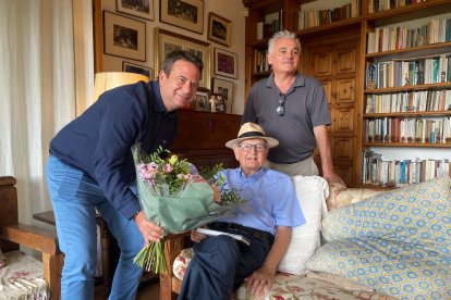 Lluís Recasens (c), acompañado por el alcalde (i) y su hijo (d) en el homenaje por sus 100 años