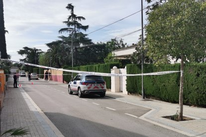 Carrer Garrotxa tallat pels Mossos. Al centre, la finca on es va cometre el crim.