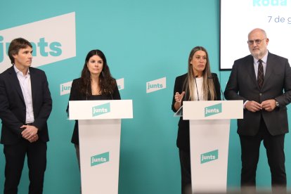 Salvador Vergés, Mònica Sales, Miriam Nogueras y Eduard Pujol, en rueda de prensa en la sede de Junts