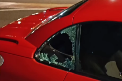 El coche de Kevin con el cristal roto.