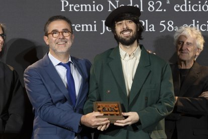 El escritor David Uclés (d) acompañado por el director editorial de Ediciones Destino, Emili Rosales, tras recibir el Premio Nadal de Novela 2026.