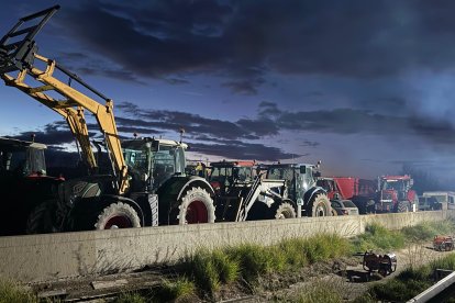 Varios tractores en la AP-7 en Pontós, Girona