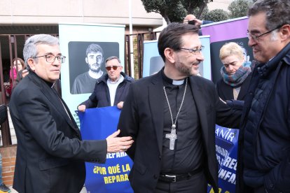 El nuevo presidente de la Conferencia Episcopal Española, Luis Argüello, y el vicepresidente, José Cobo, hablan con víctimas de abusos sexuales